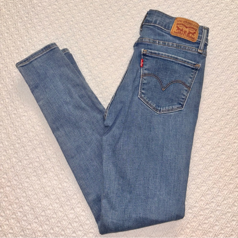 Levi’s women’s 26 super skinny 710 jeans medium wash